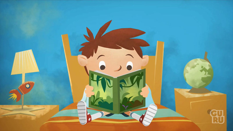 Anak laki-laki dengan rambut coklat duduk di tempat tidur sambil membaca buku bergambar tentang hutan, dikelilingi oleh lampu meja dan globe.